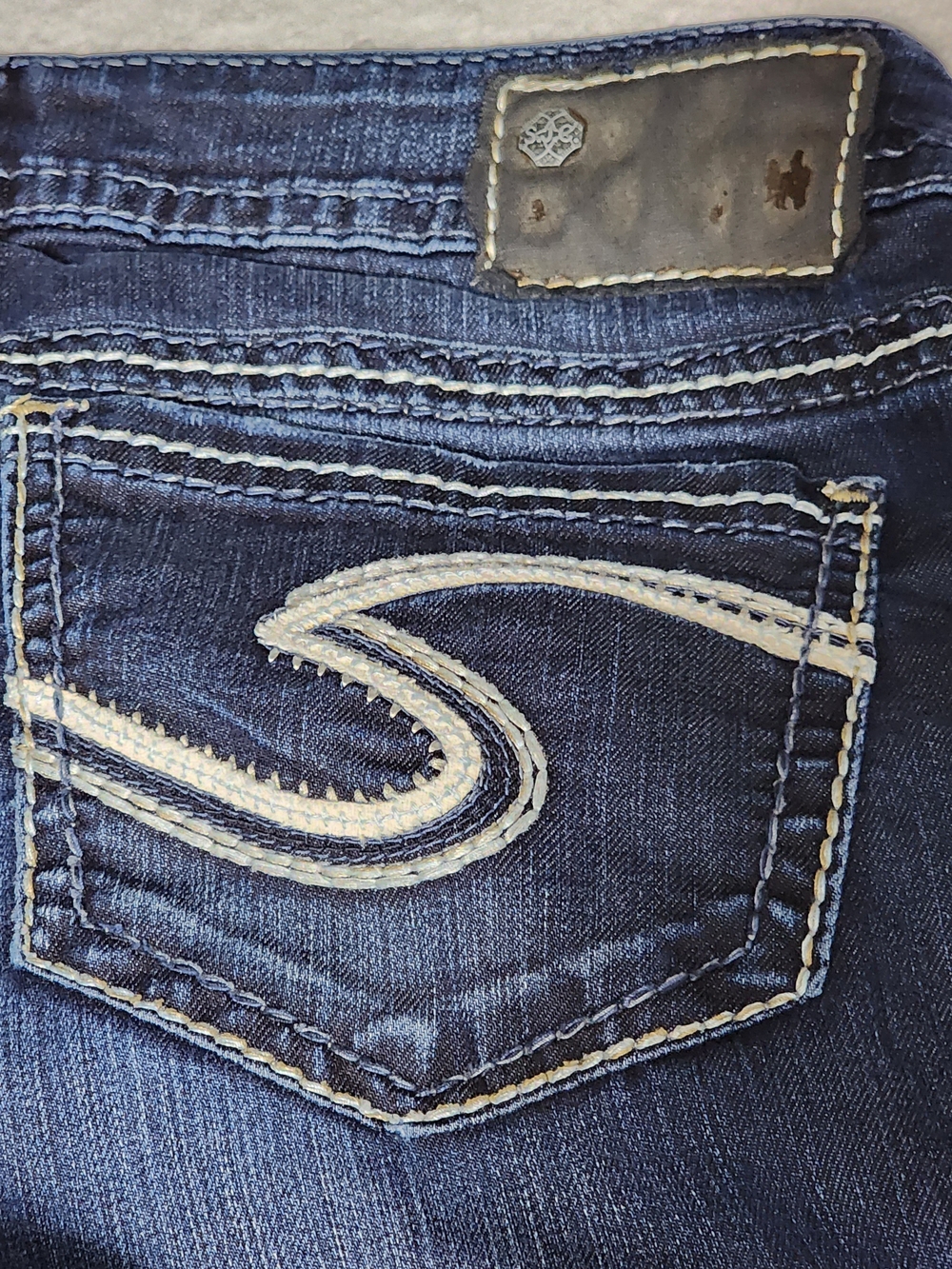 Silver Jeans Dark Blue Flare Jeans with Contrast Stitching - Picture 8 of 9